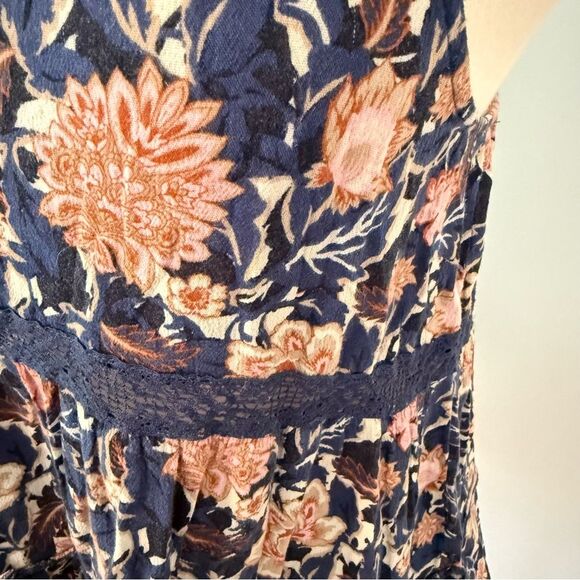 American Eagle Outfitters Navy Floral Peplum Tank Top Size Medium - Picture 3 of 8